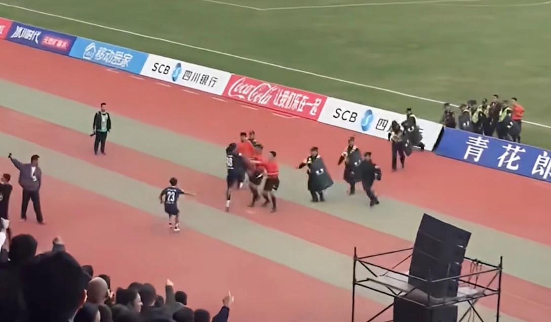 四川城市足球联赛凉山队球员冲击裁判事件_凉山队球员冲击裁判处罚情况_川超凉山队球员飞踹主裁，律师：或面临拘留、罚款和长期禁赛