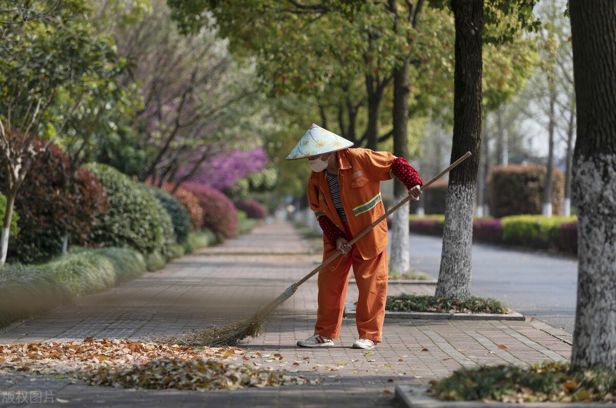 故事:一个环卫工人用善良朴实的行动,演绎了平凡的伟大与光辉