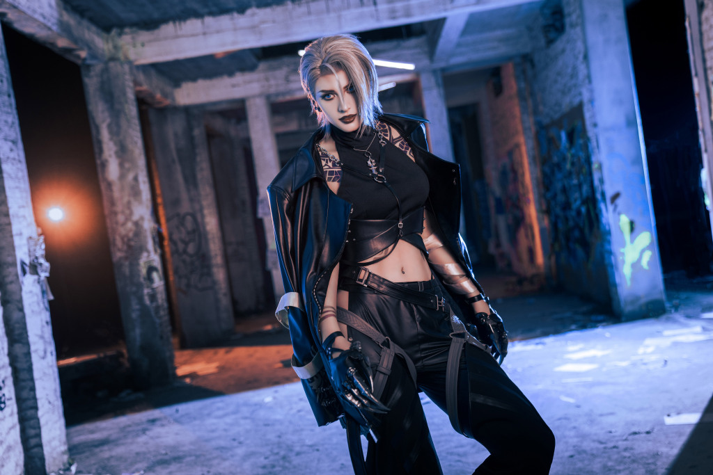 卡琳娜cos的帅气大佬,浓妆骑摩托超飒,视频截图比精修还要好看