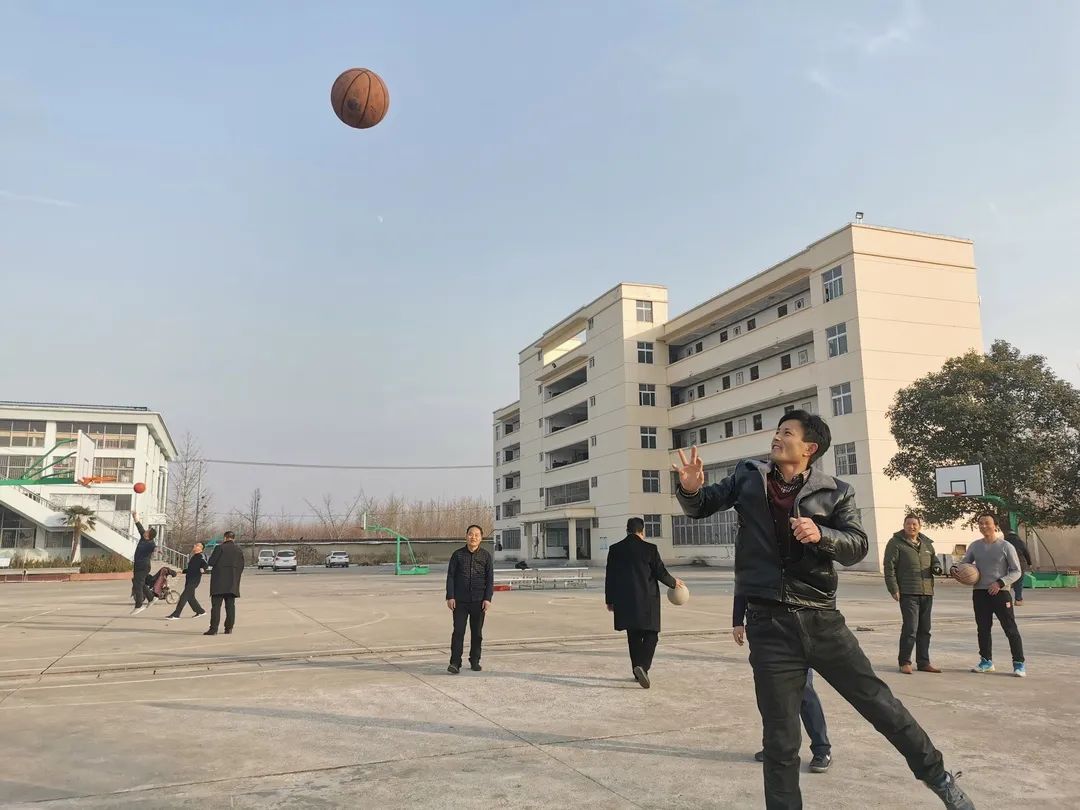 超燃!铁富高中举行迎元旦教职工趣味投篮比赛