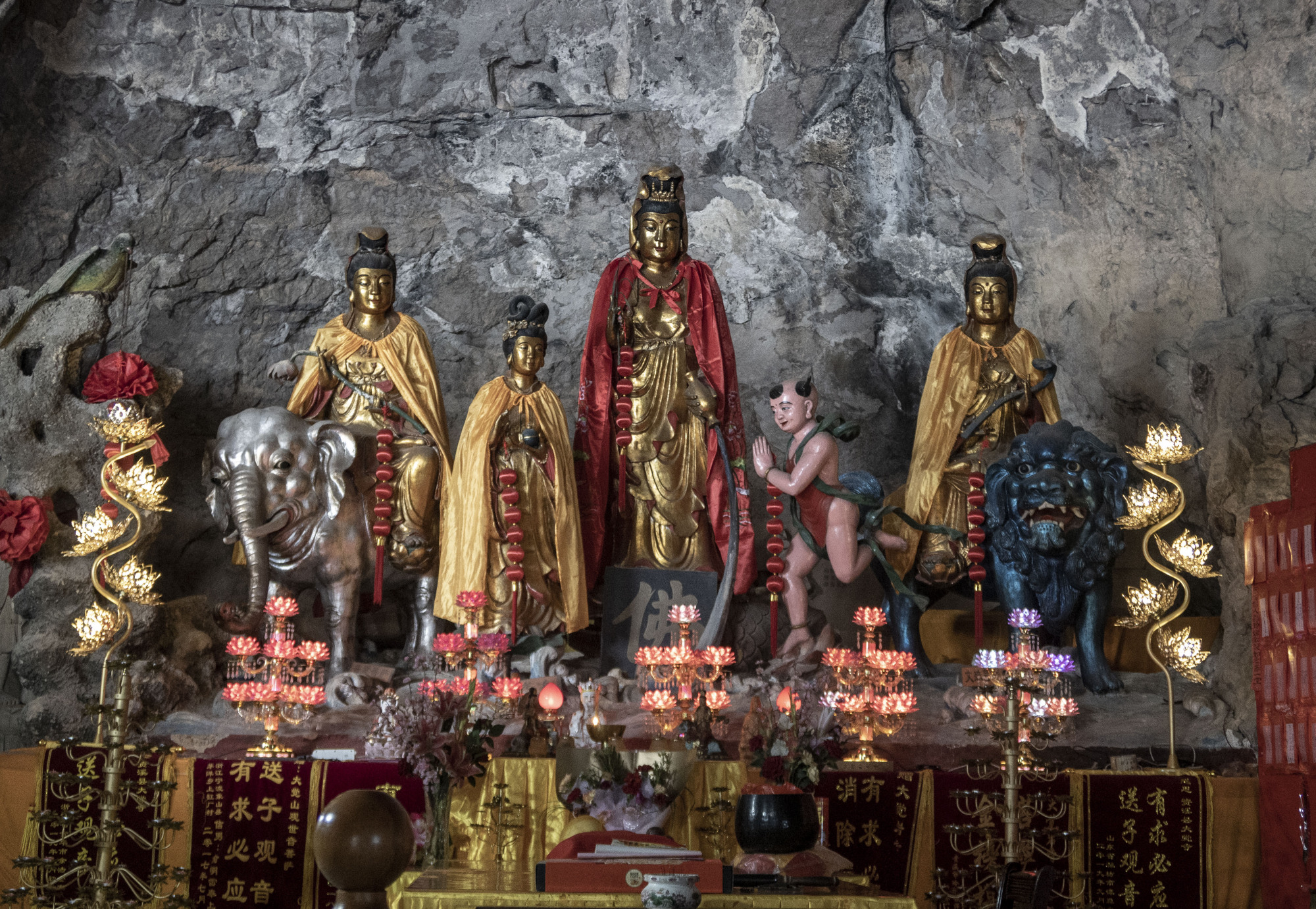 江西资溪大觉山,一个山洞供奉佛,道,儒三门仙家