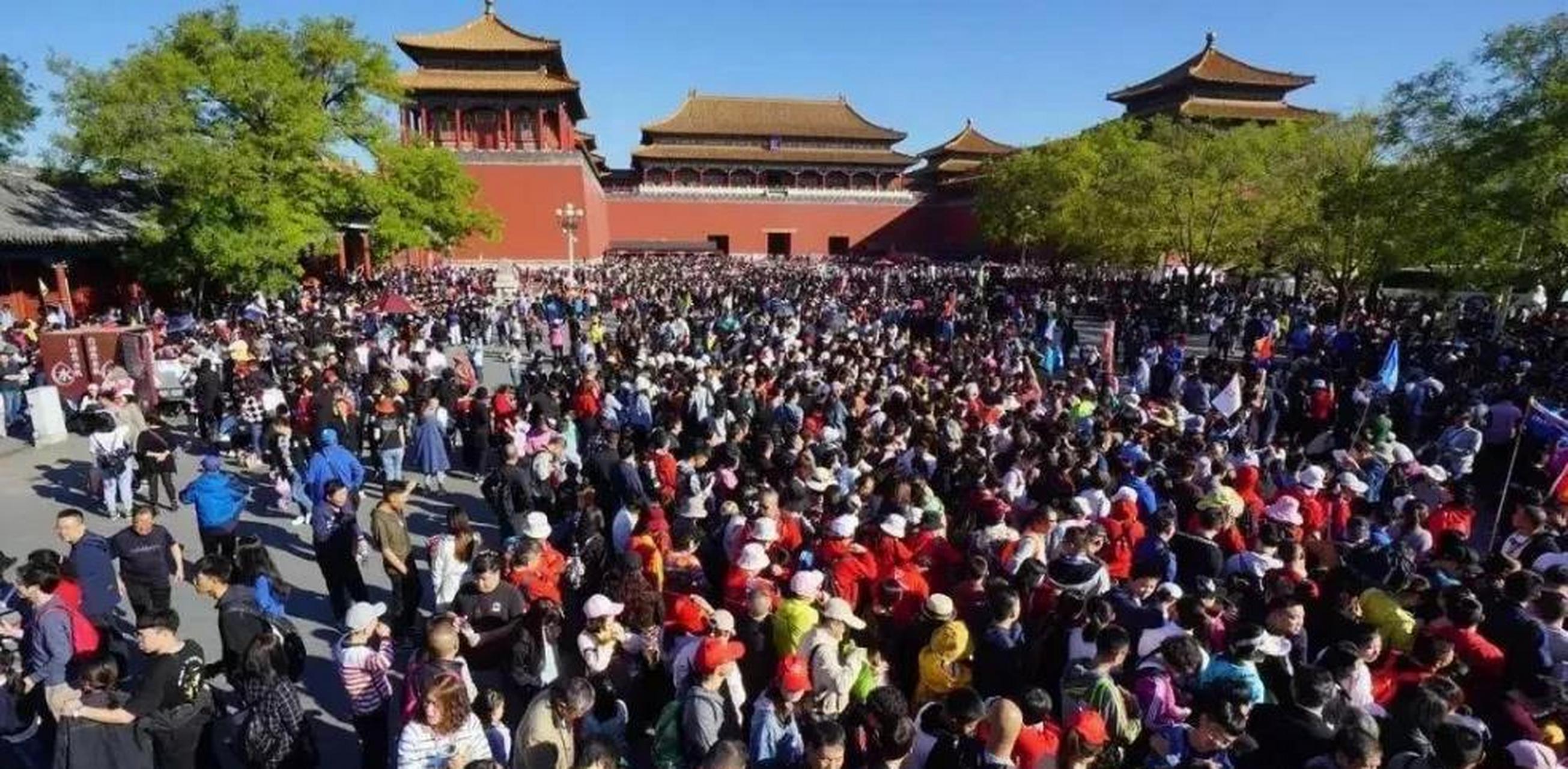 五一假期全国各地到处人山人海,十分火爆,我却有个疑问,令我百思不得