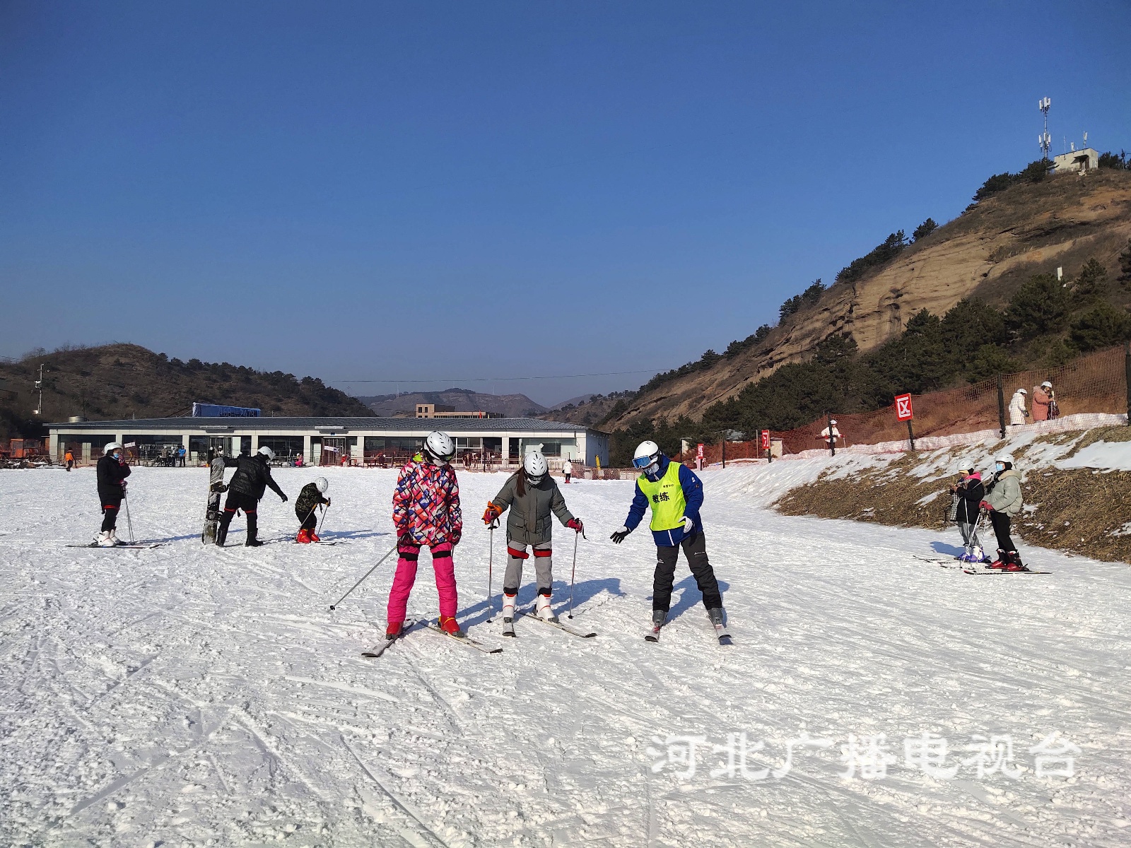 为迎接冬奥会,承德元宝山滑雪场学习滑雪人越来越多