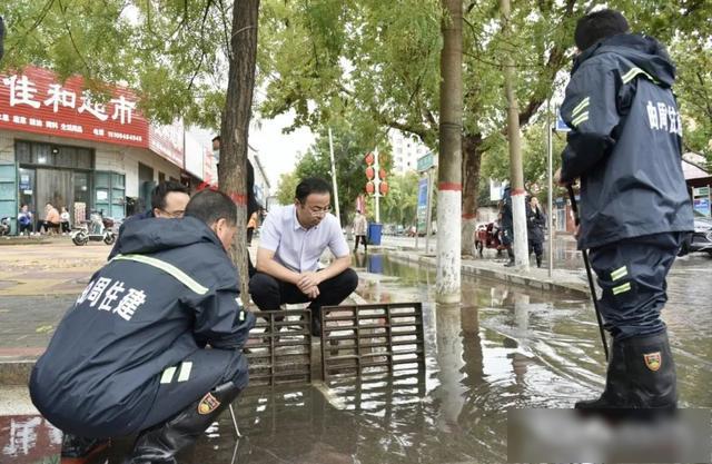迅速排除积水确保道路畅通曲周县县长尹丽龙一线督导城区防汛排涝工作