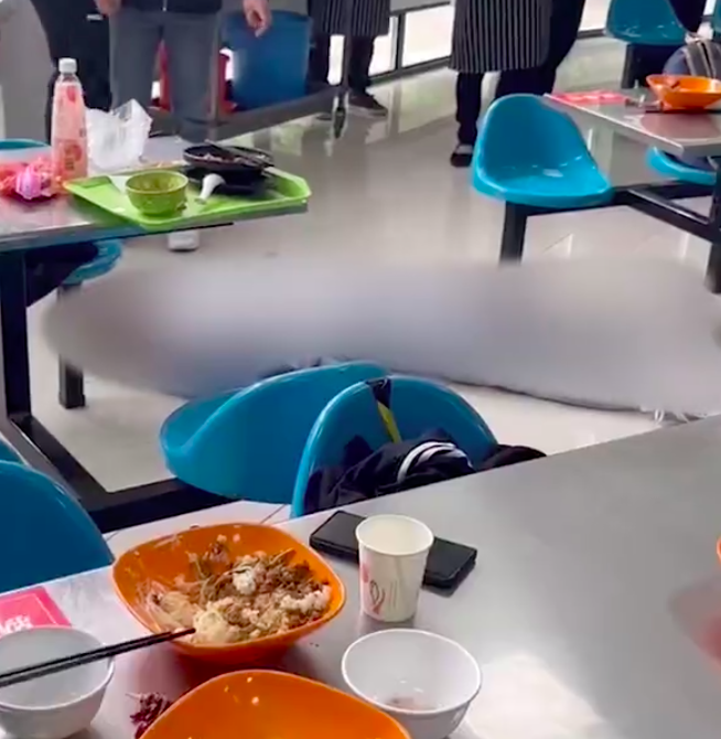 高校学生在食堂被投毒身亡?校方:学生用餐时突发疾病,咬破舌头流血