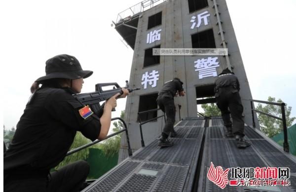 突击队员利用攀登车实施抓捕.