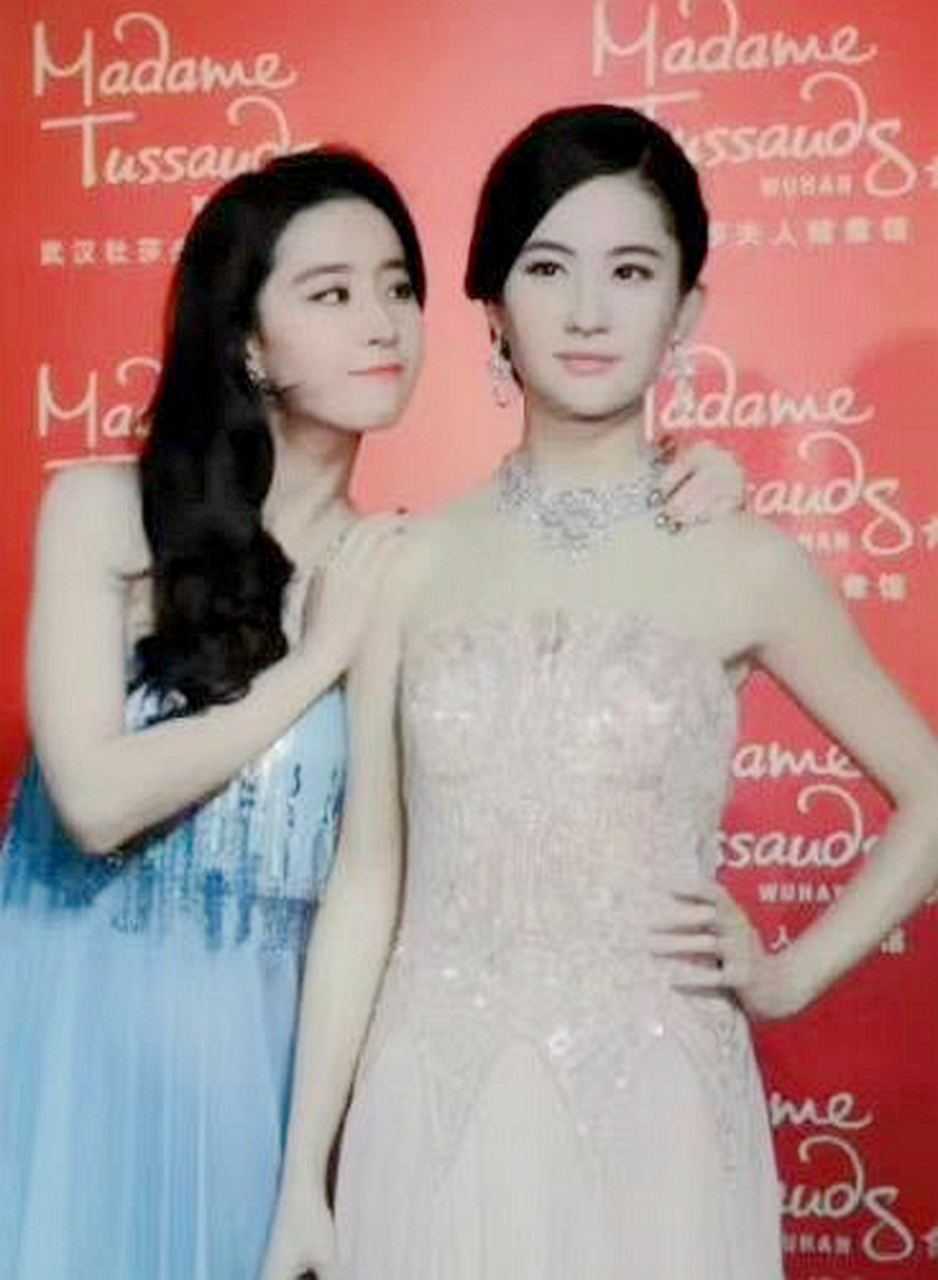 刘亦菲和他的蜡像,有一说一,蜡像更像黄圣依