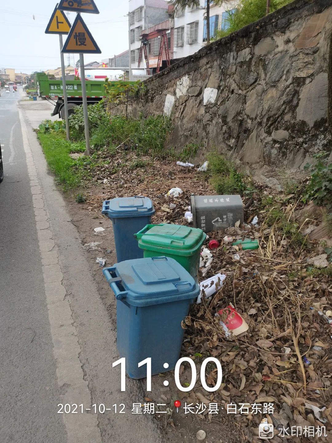 泉塘街道博雅湘水湾二期15栋2单元2楼外露台垃圾杂物未清理