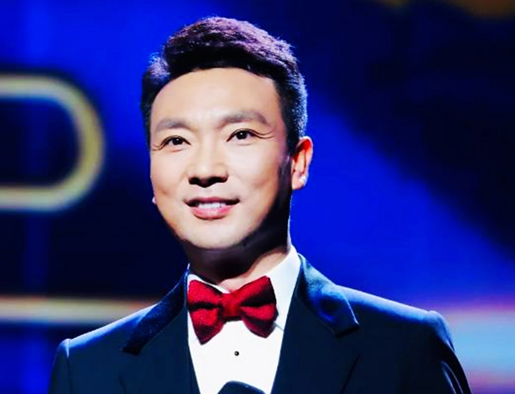 康辉因为12月17日到12月22日连续六天担任《新闻联播》男主播,被戏称