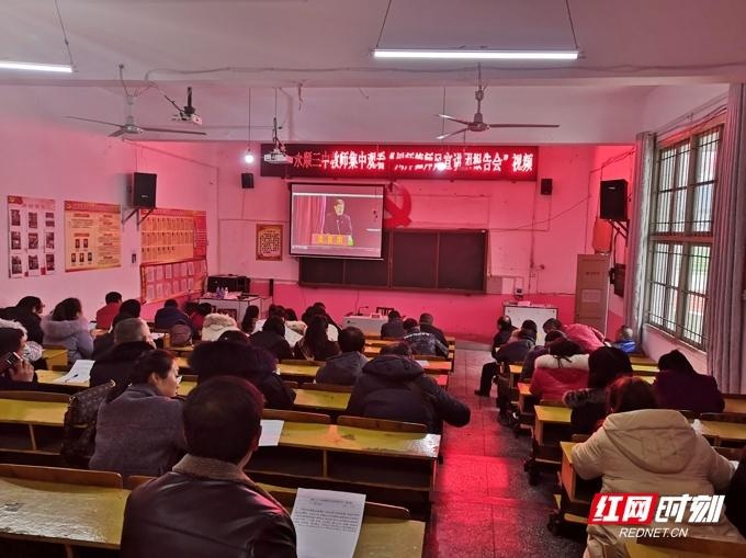 永顺三中学习先进典型争做优秀教师