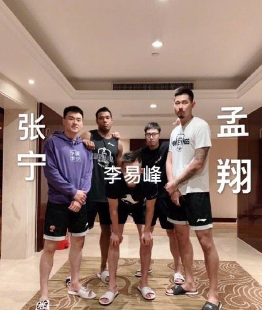 郭艾伦晒"cba龙骑士"合照:看来我跟李易峰的执教水平还不错