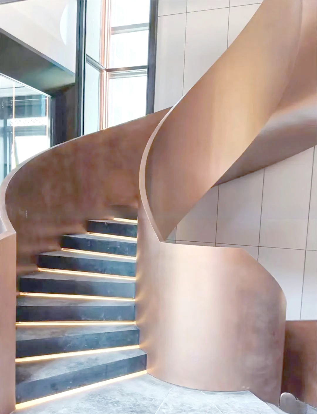 其特有的金属光泽与质感,不仅美化了楼梯,还为空间增添了丰富的层次感