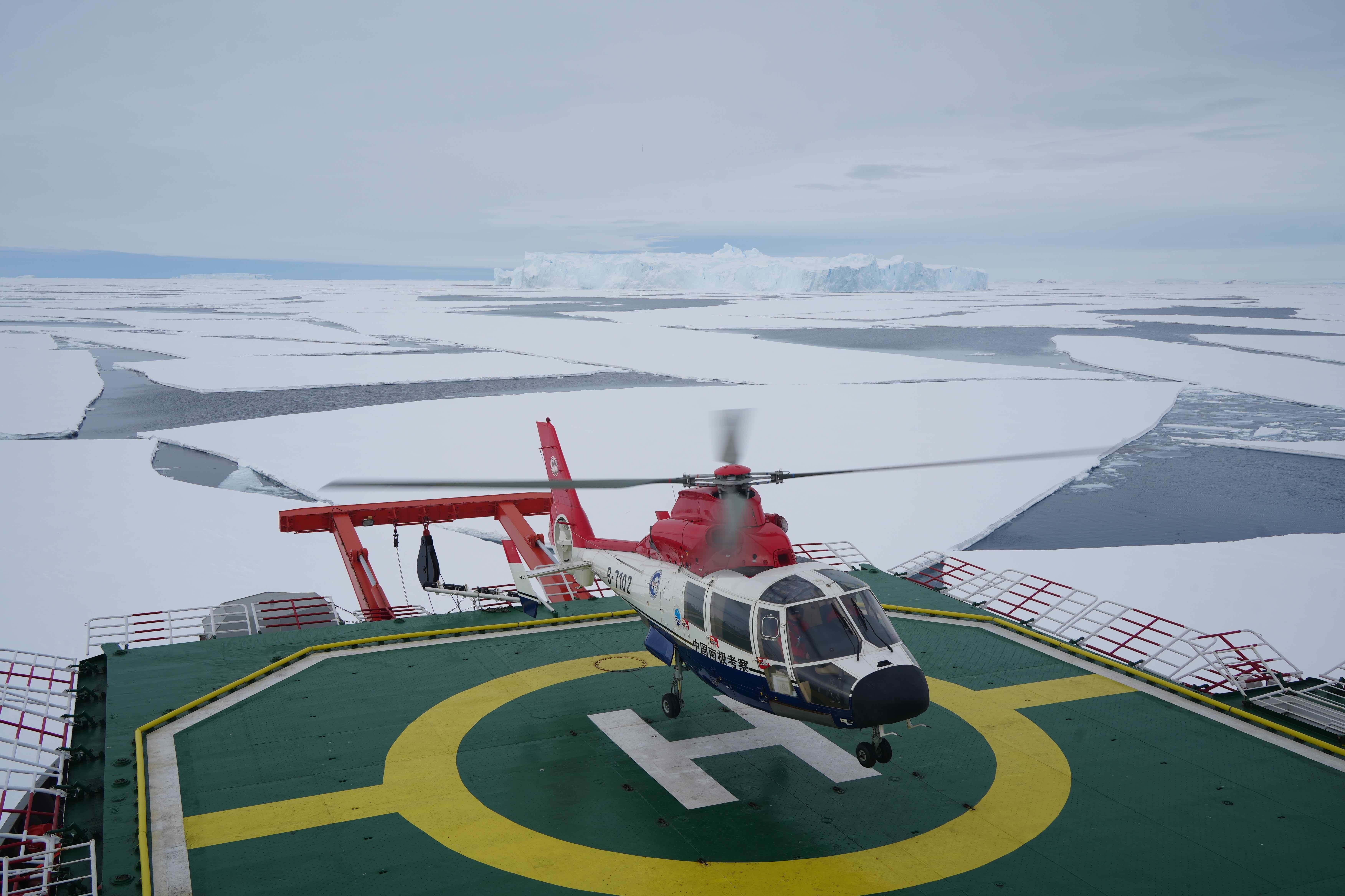 "雪龙"号抵达南极中山站