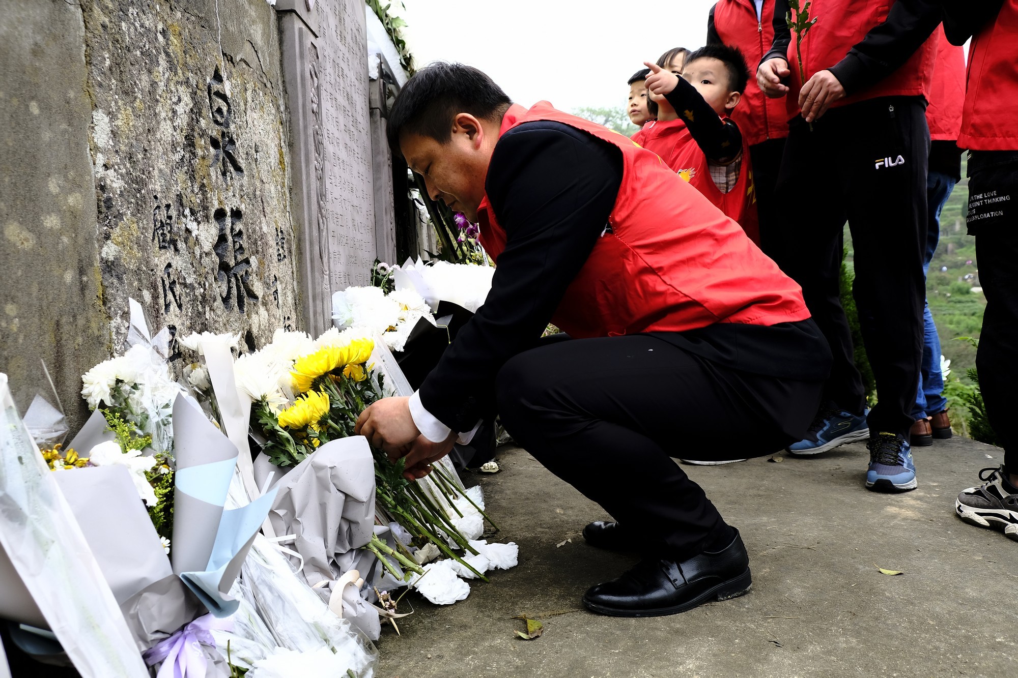 北仑球迷慈善义工清明缅怀祭奠张人亚先烈活动