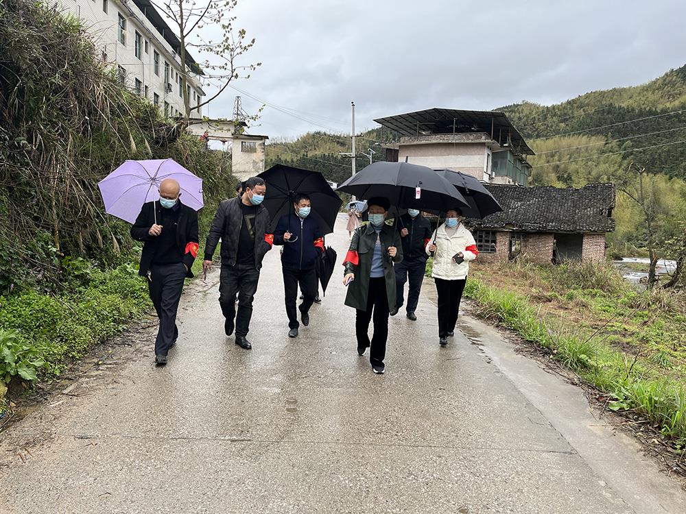 何智英到浆洞调研指导疫情防控等重点工作