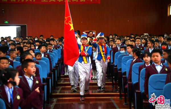 "童心向党,领巾飘扬"峨眉一小举行少先队入队仪式