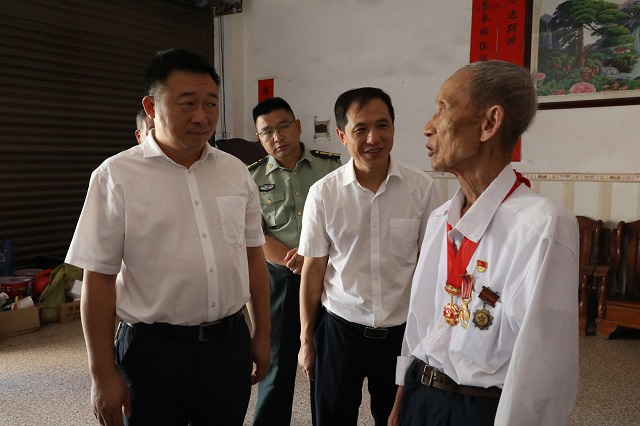 彭定国走访慰问老复员军人,三代从军代表