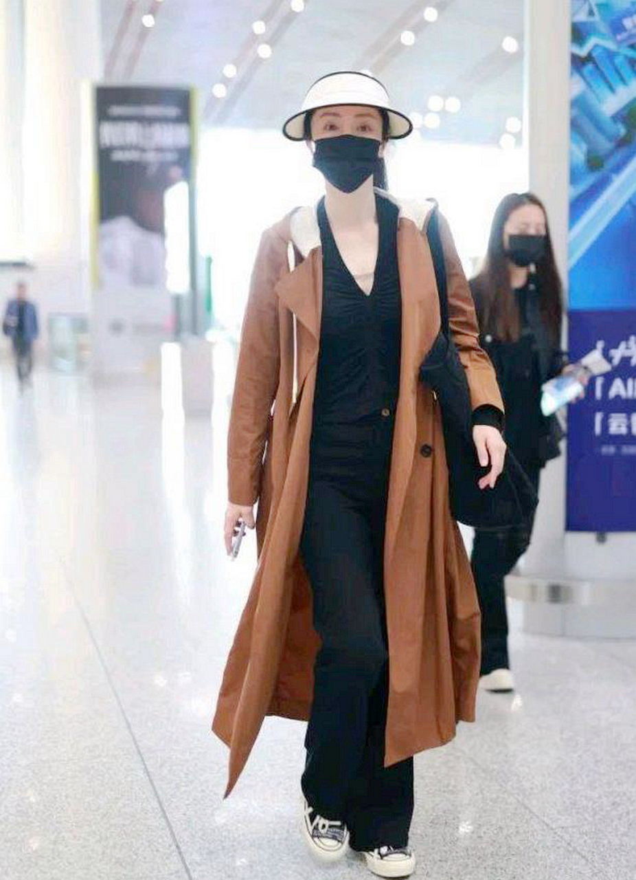 董璇亮现身北京机场这次她搭配的很好看,看起来也很时尚妩媚