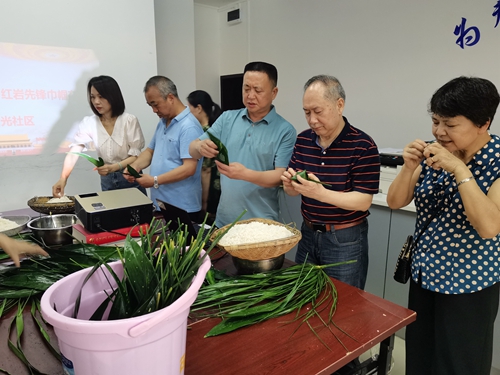 万盛万东镇阳光社区开展端午节包粽子活动