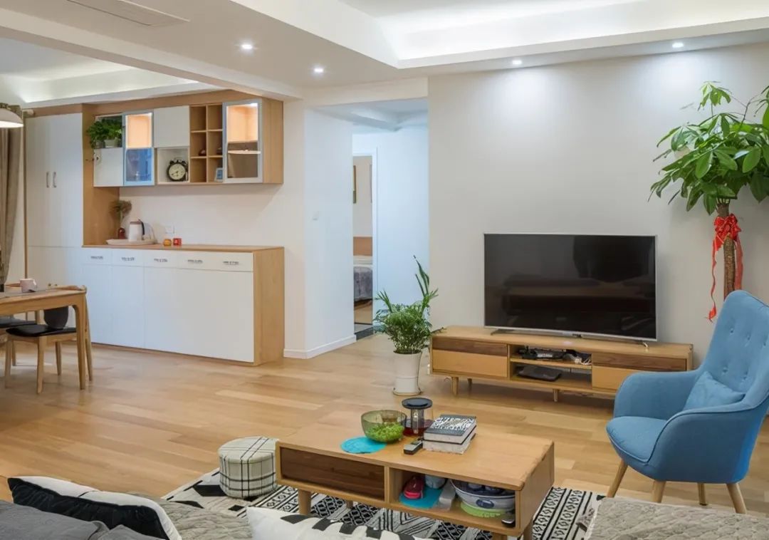 客餐厅在同一水平线上,统一的色调装饰,用过道以及吊顶来划分区域.