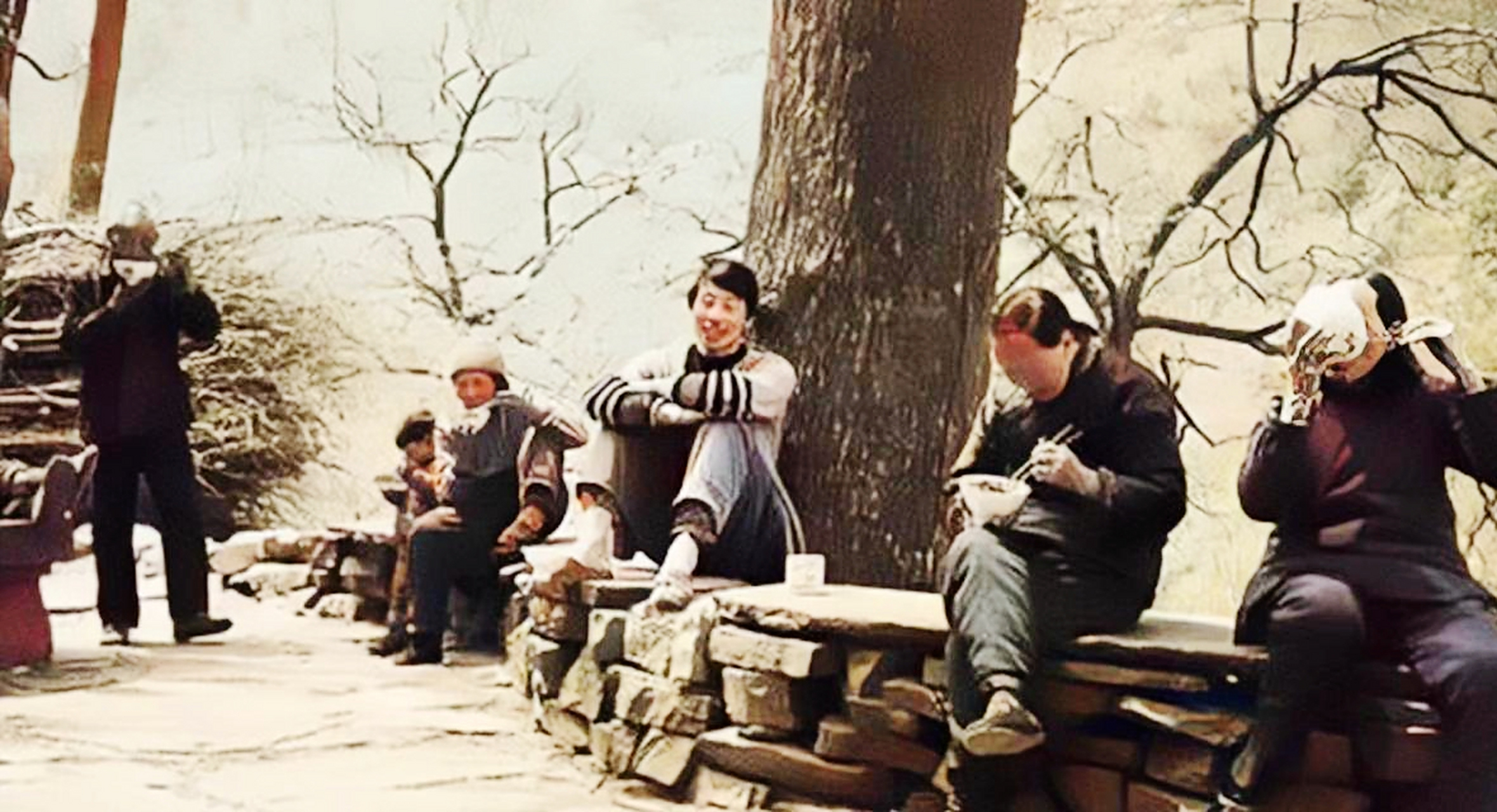 在这张老照片中,我们可以看到80年代的农村生活是多么朴素和温馨.