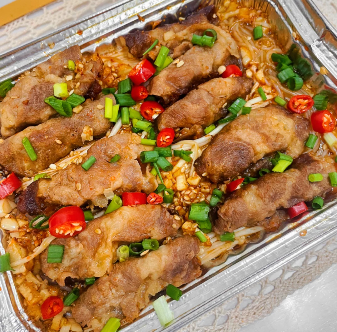 美餐一顿:锡纸肥牛金针菇 辣炒鸡爪!