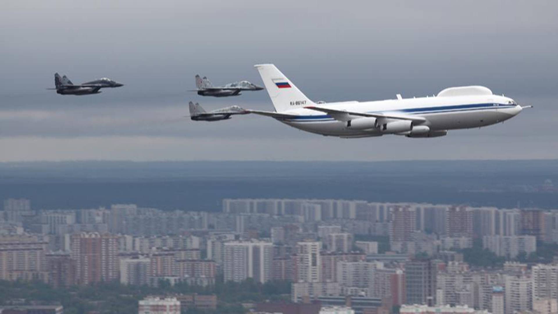 俄伊尔80末日飞机专为核战服务,引人注目,我国也需要此类特种机