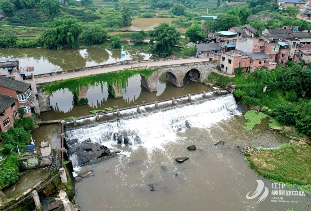 朱扬镇茨坝利济桥头聚奎始建于清同治九年,办学已逾百年.