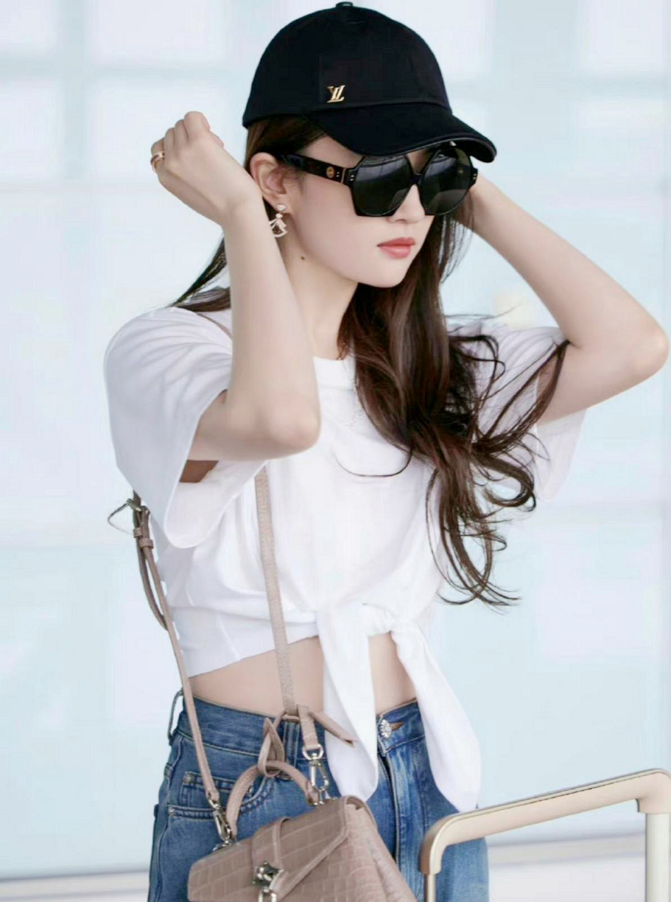 刘亦菲的露脐装漂亮又自信!