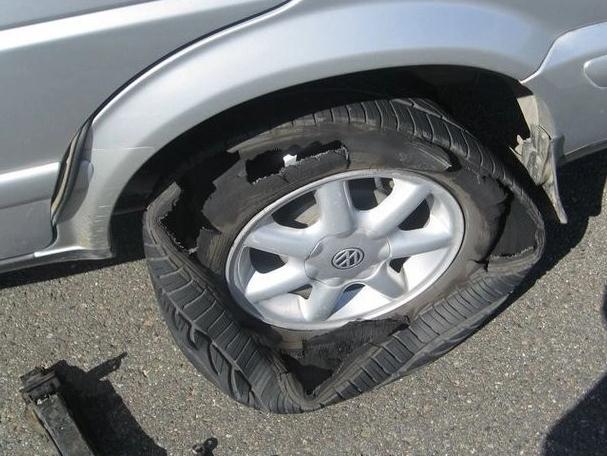 汽车高速爆胎的危害爆胎危害