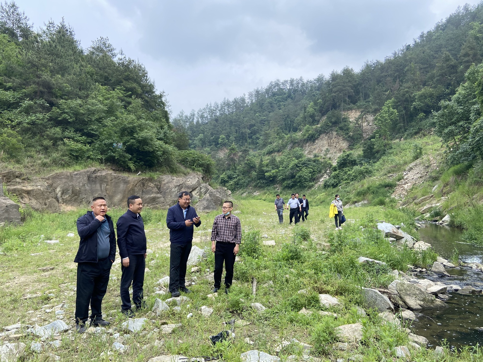 市政府副秘书长王建宾调研岩洞沟流域水环境情况