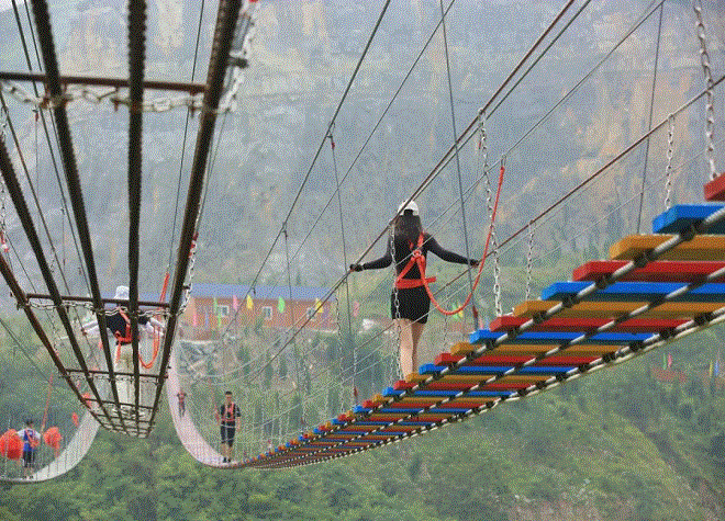 步步惊心吊桥以惊险刺激,安全度高,趣味性强,迎合游客的猎奇心理,满足
