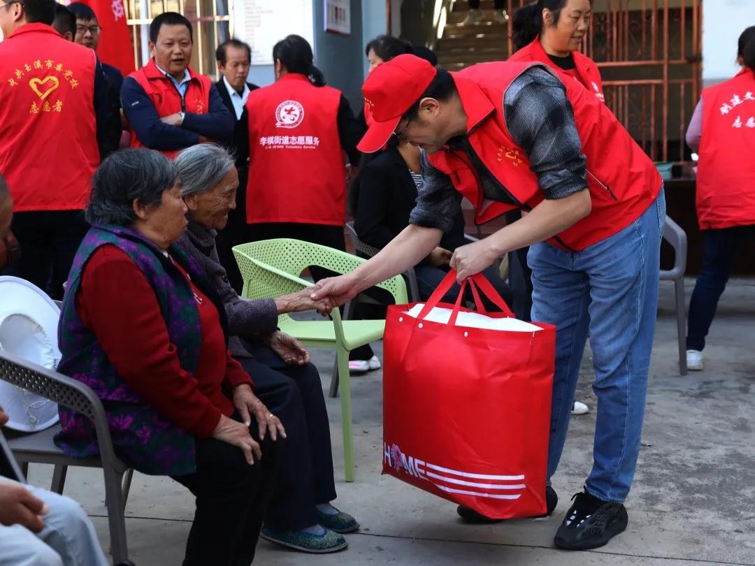 市委党校组织教职工走进红塔区李棋街道下赫社区送温暖