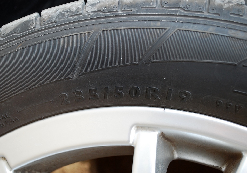 奔驰glk300前后轮胎规格一样吗