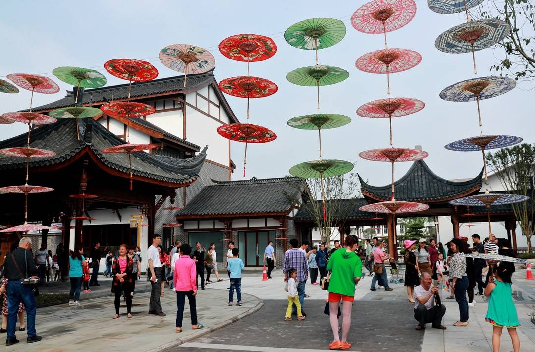 四川泸州江阳董允坝伞乡景区荣获"成渝潮流新地标"