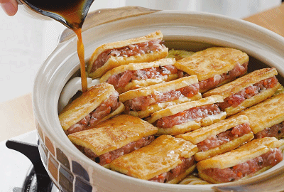 4,4.将拌好的肉馅塞入豆腐中做成豆腐夹子