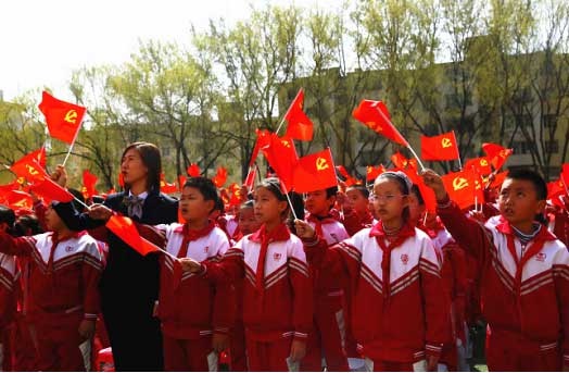 呼和浩特市赛罕区锡林南路小学成立班级合唱团 用歌声唱出红色故事