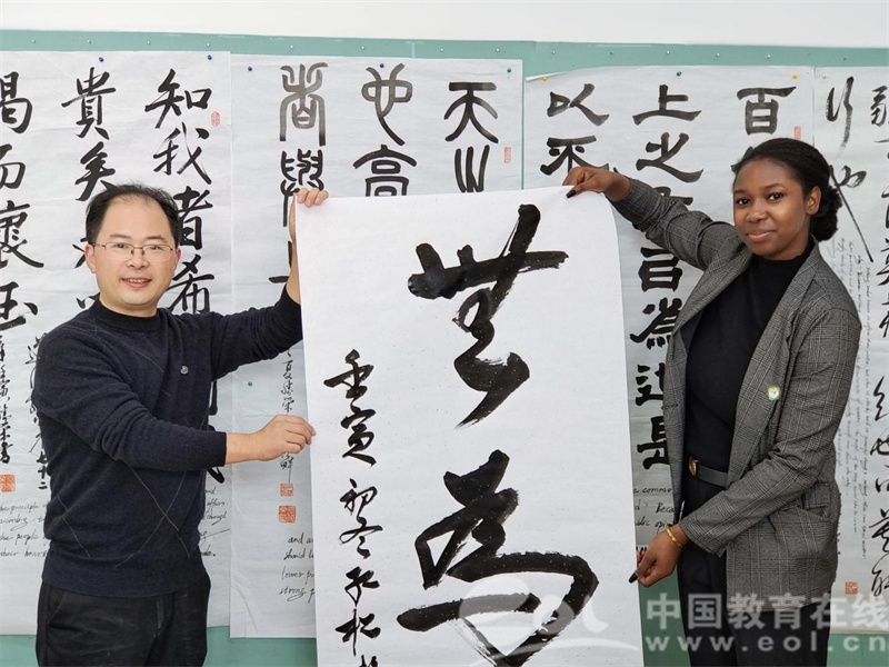 以书法为媒 促国际交流 杭州市钱塘区学正中学举行大型中外文化交流