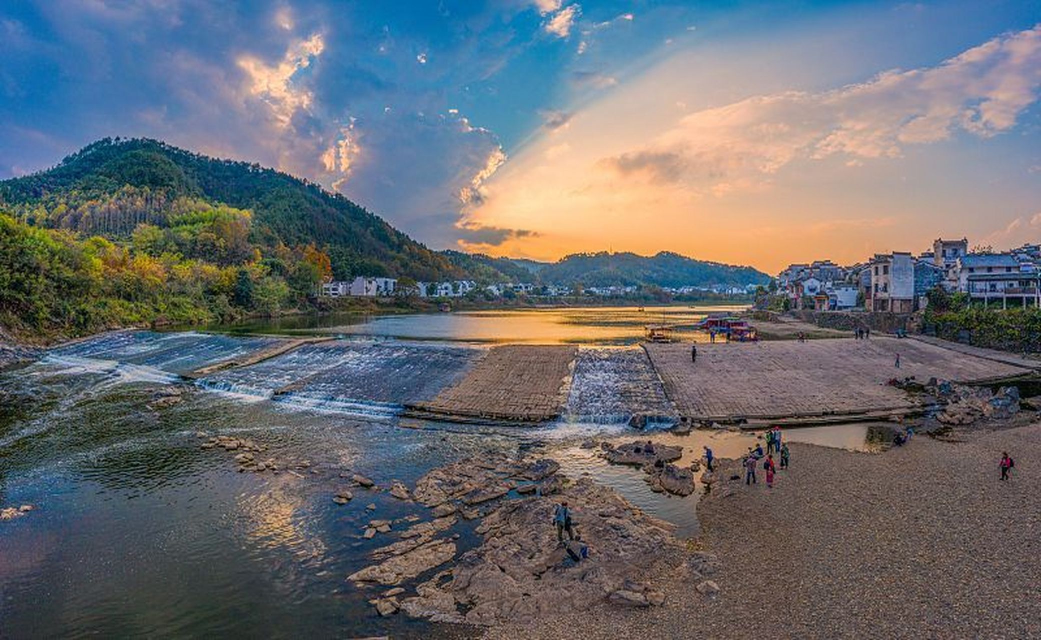 古镇的特色美食包括鱼丸和糖粿.[原文:歙县渔梁古镇介绍]