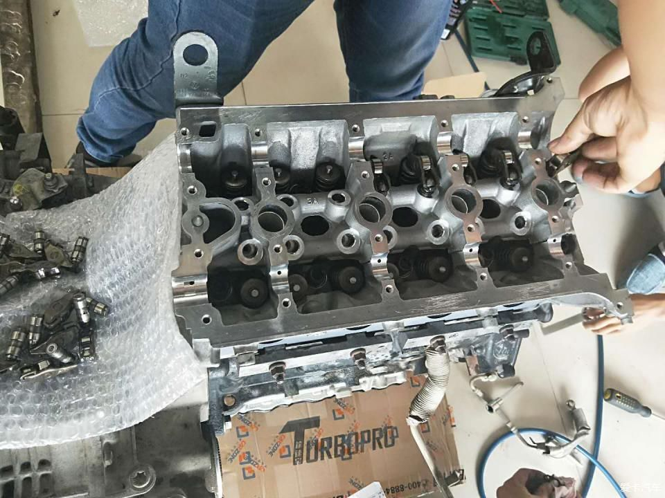 当气门液压顶柱出现损坏时,最明显的表现就是发动机产生异响