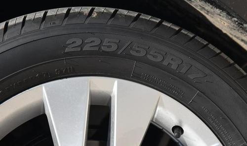 捷达vs5采用的轮胎品牌为玲珑,型号为green