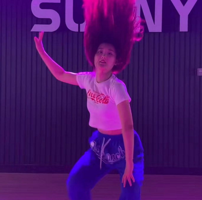 慌不择路?陈亚男跳嘻哈热舞满屏尴尬,被调侃像做法事的大仙