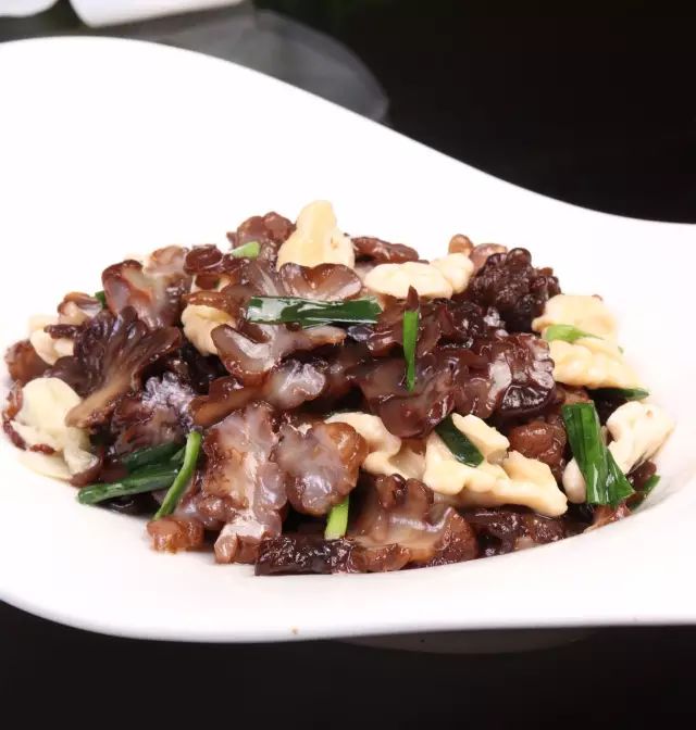 "核桃仁拌香椿苗"是各店通行的常规做法,但大蓉和却选用煨熟的岩菌,炒