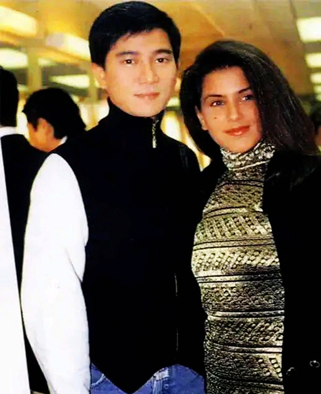 1990年tvb台庆日,陈百强首次公开与女友见面,大赞她金发碧眼,笑容迷人