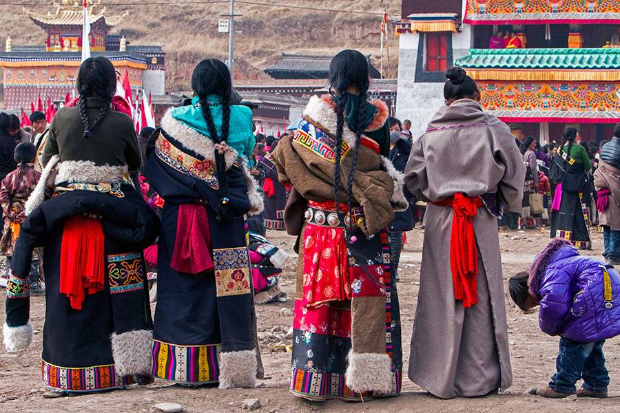 西藏人穿藏装为什么大多都只穿一直袖子,赤着膀子?