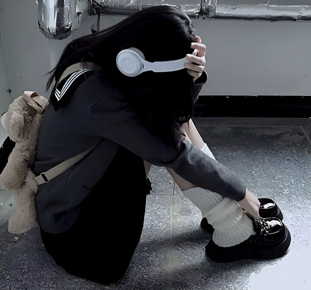 伤感头像:朦胧感丧系伤感女生头像