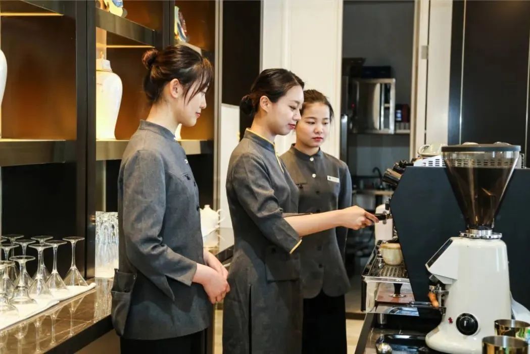 我校现代酒店管理学院(原酒店管理系)依托知名餐饮品牌——"银杏金阁"