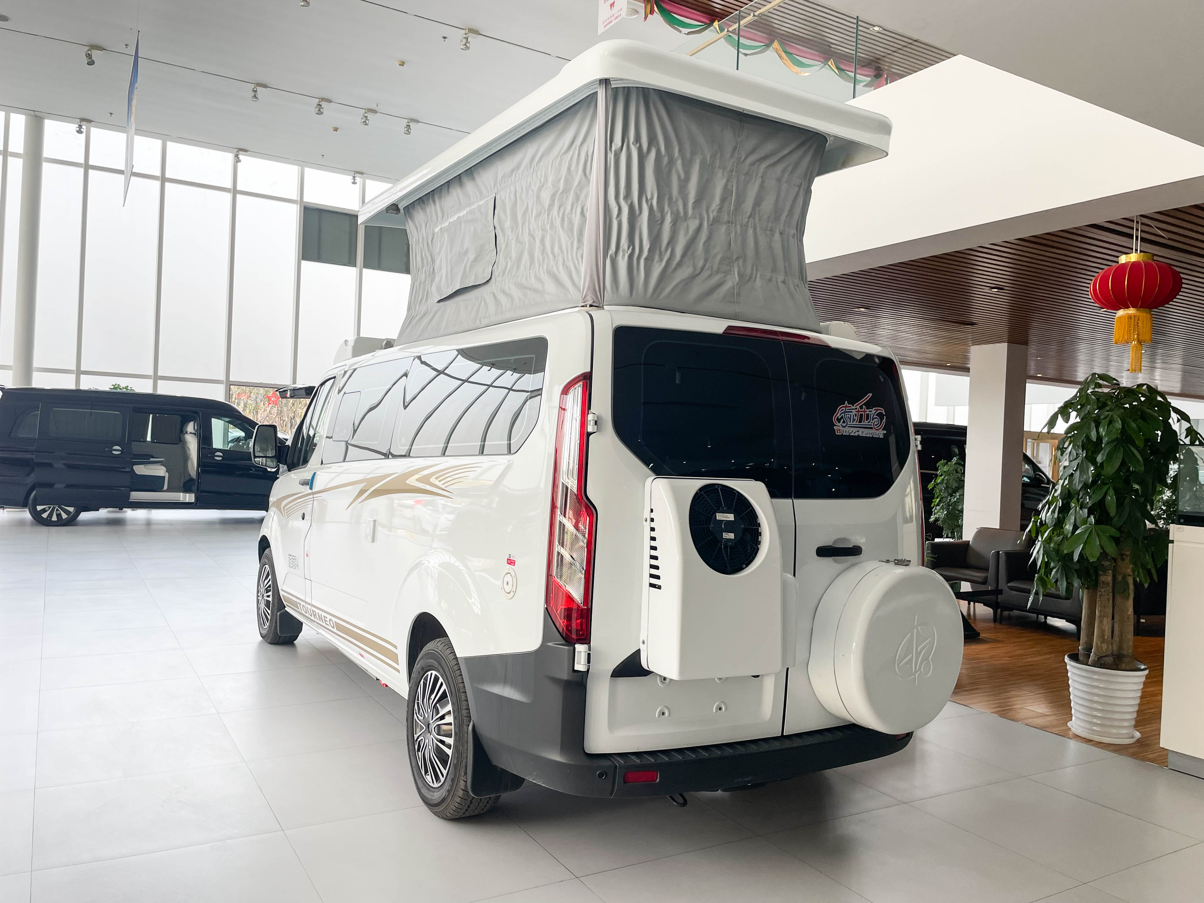 可下地库 福特新全顺升顶房车 兼具商务人士商务出行居家功能