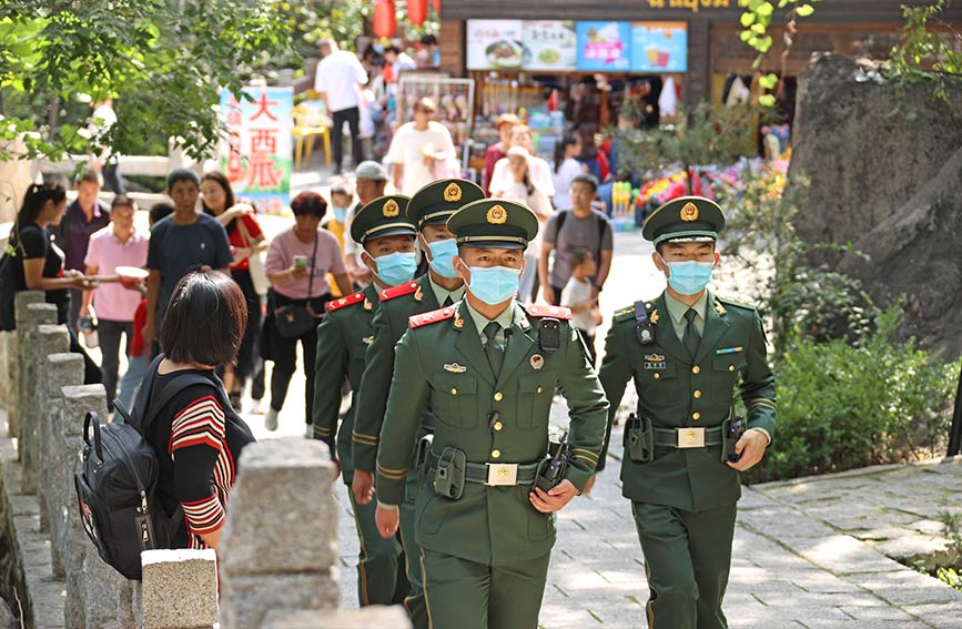 武警官兵国庆假日坚守岗位保平安