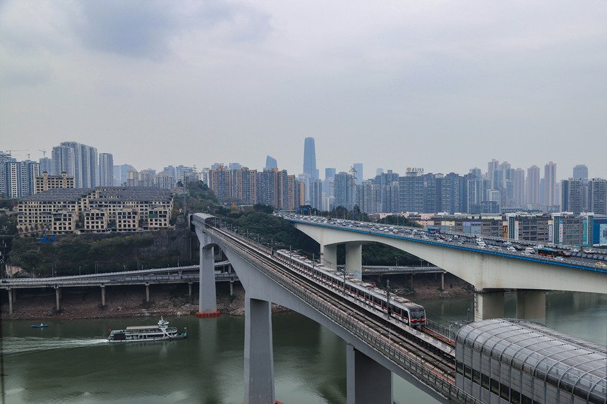 重庆轨道交通9号线一期通车 再现"轨道穿楼"景观